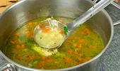 Condimentul pe care să nu-l pui niciodată când gătești supă de pui. Greșeala care distruge gustul copilăriei