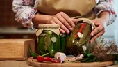 Ingredientul secret pentru cei mai crocanți castraveți murați. Ce trebuie să pui în borcan