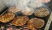 Mai gustoase decât burgerii! Cum faci acasă celebrele chiftele sârbești Pljeskavica