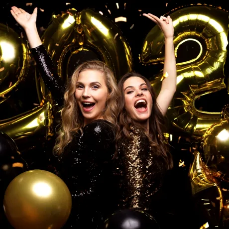 Ce culoare să porți în noaptea de Revelion ca să ai noroc în 2026. Nuanțele pe care trebuie să le eviți