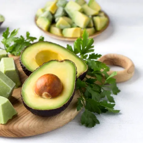 Mască cu avocado pentru păr uscat. Cum o prepari acasă și ce efect poate avea asupra firului de păr