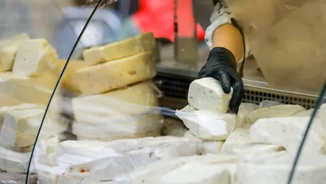 Cum depistezi brânza falsă. La ce să fii atent când o cumperi