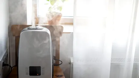 Cu ce scoți mirosul de fum din perdele: 3 soluții naturale, sigure și eficiente