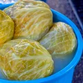 Varza murată, alimentul pe care mulți îl consideră „medicament” pentru intestin. Cine ar trebui să o evite și câtă varză murată poți mânca pe zi