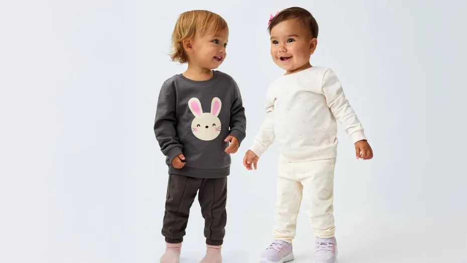 (P) Garderoba de toamnă 2025: ce ai nevoie pentru bebelușul tău și pentru casa ta, ca să fie cald, confortabil și... practic