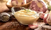 Cum să faci mujdei țigănesc! Rețeta autentică: se prepară rapid și se potrivește cu orice fel de carne