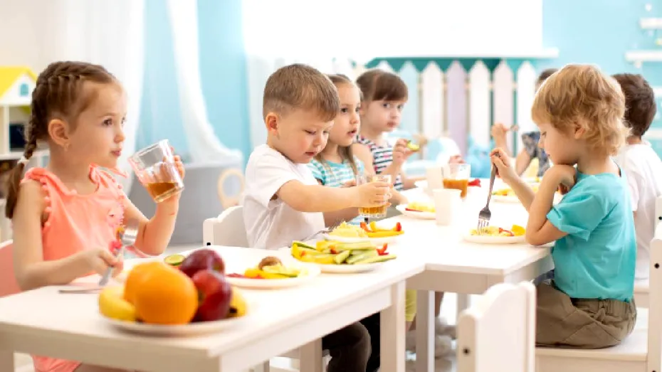 Ce punem în ghiozdan pentru gustare: combinații simple și sățioase pentru școală și grădiniță