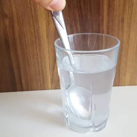 Apa alcalină: este cu adevărat mai sănătoasă decât apa obișnuită?