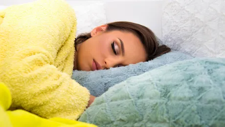 De ce nu e bine să dormi machiată. Ce se întâmplă cu pielea pe timpul nopții