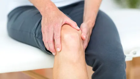 Durerea de genunchi, tot mai întâlnită la persoanele cu vârsta cuprinsă între 30 și 40 de ani. Iată cauzele și măsurile de prevenire