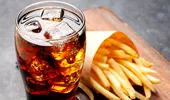 Coca-Cola și cartofii prăjiți pot calma o migrenă? Un medic explică de ce trucul viral de pe TikTok pare să funcționeze pentru unii oameni