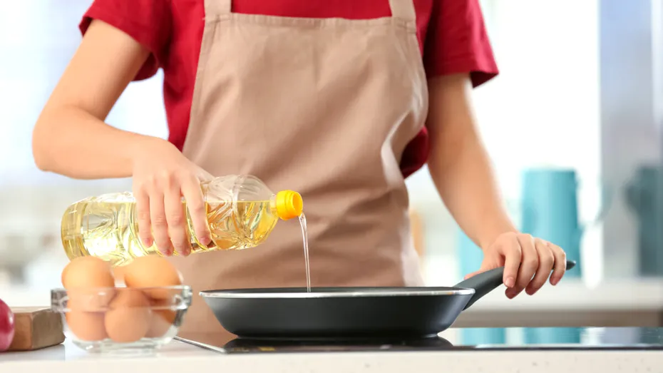 Ai pus prea mult ulei în mâncare? Trucul simplu cu pâinea uscată care îți salvează preparatul