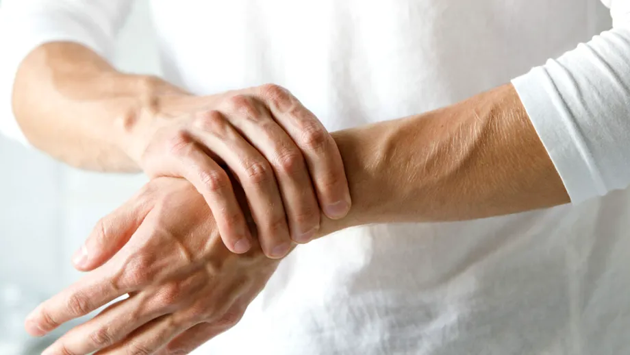 Îți amorțesc mâinile? Când este normal și când devine periculos