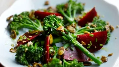 Salată cu broccoli, sfeclă şi seminţe