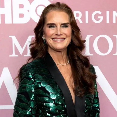 Brooke Shields, secretul pentru un abdomen plat, la 60 de ani. „10 minute. Chiar și atât e suficient să văd rezultate”
