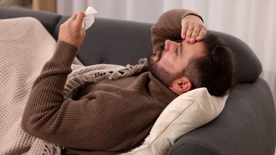Simptomul cu care debutează gripa. La ce să fii atent să nu o confunzi cu răceala