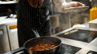 Rețeta spaniolă de fasole cu cârnați. Trucul care păstrează boabele întregi