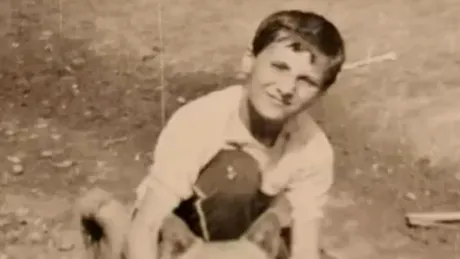 Îl mai recunoști? Acum e unul dintre cei mai cunoscuți prezentatori din România