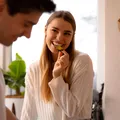 De ce este important să flirtezi cu partenerul chiar și după ani de relație. Gesturile mici care pot reaprinde apropierea