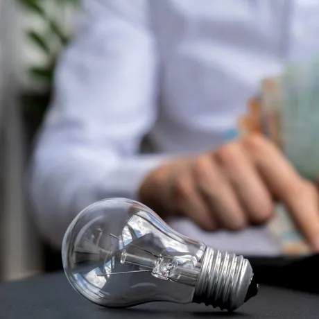 Facturile la energie cresc din nou din 1 ianuarie 2026. Cum pot românii să plătească facturi mai mici la curent