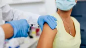 Reacție adversă rară după vaccinul anti-COVID: O femeie a raportat paralizie facială temporară
