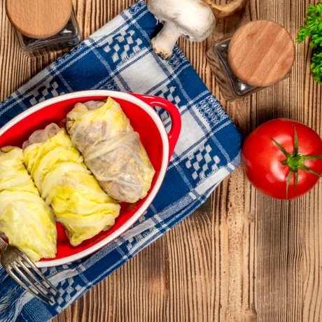 Ingredientul secret care face sarmalele fragede zile la rând. Trucul moldovencelor care schimbă totul
