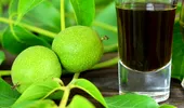 Nucata sau aromatul lichior medicinal din nuci verzi. Cum se prepară şi ce beneficii poate avea pentru sănătate