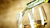 Consumul de vin alb ar putea creşte riscul de apariţie a rozaceei