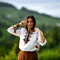 Ia românească, piesa-vedetă a verii 2026. Cu ce o porți pentru un look modern și sofisticat