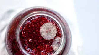 Ce trebuie să pui în borcanele de dulceață ca să nu facă floare. Secretele gospodinelor pricepute