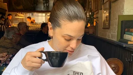 Ashley Graham, însărcinată a doua oară. Imagini cu modelul plus-size în postura de mamă