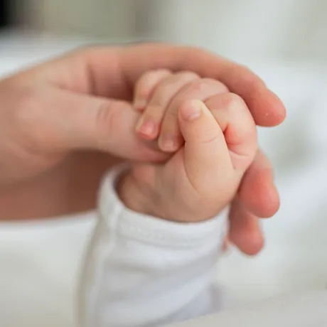 Un bebeluș a murit la două zile de la nașterea într-o maternitate privată din Craiova. Părinții fac acuzații grave: „Copilul s-a născut sănătos”