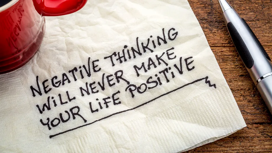 Ştiai că atunci când te plângi îţi setezi creierul să gândeşti negativ?