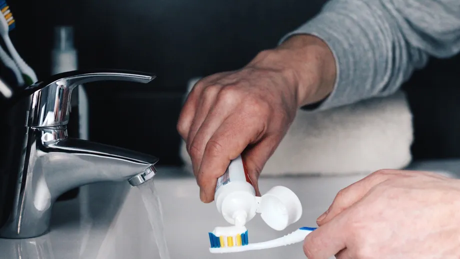 Boala MORTALĂ care apare dacă nu te speli pe dinți seara