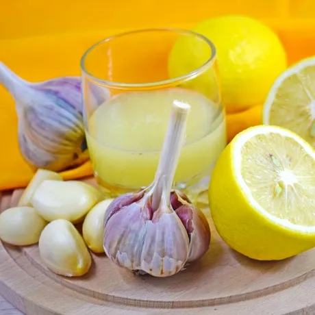 Iată ce se întâmplă cu o femeie dacă bea suc de usturoi și lămâie, zilnic, timp de două săptămâni