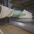 Cum să cureți rapid cuptorul cu microunde. Metoda simplă care elimină depunerile lipicioase