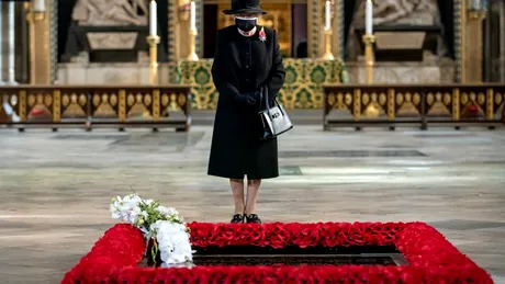 Regina Elisabeta a II-a, pentru prima oară cu mască în public