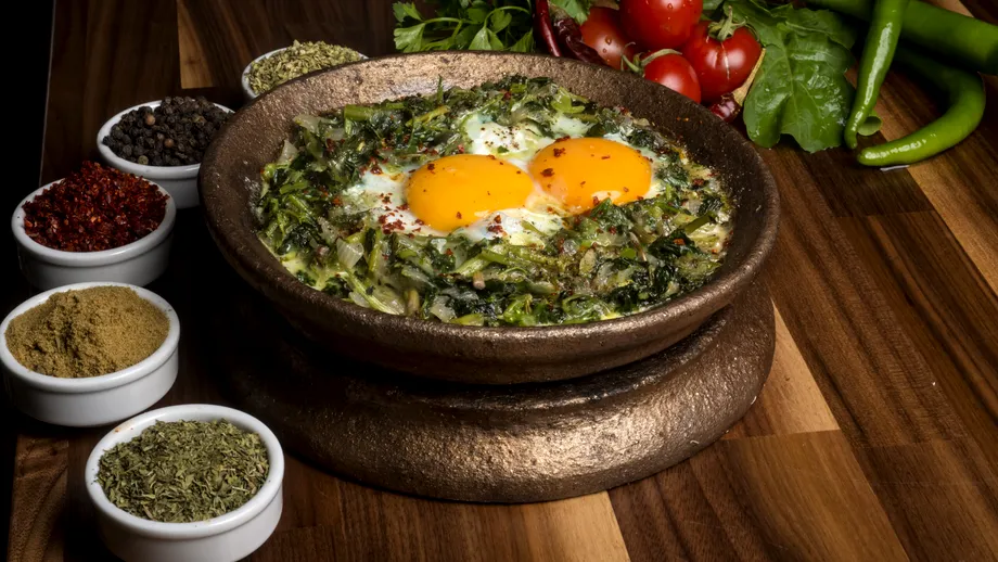 Spanac cu ouă: micul dejun de inspirație turcească gata în mai puțin de jumătate de oră