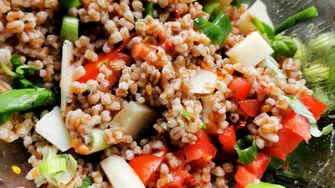 Salata delicioasă cu arpacaș cu legume și parmezan – ieftină și plină de fibre – rețetă