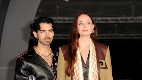 Joe Jonas și Sophie Turner au divorțat oficial, după numeroase bătălii în tribunal pentru custodia fiicelor lor