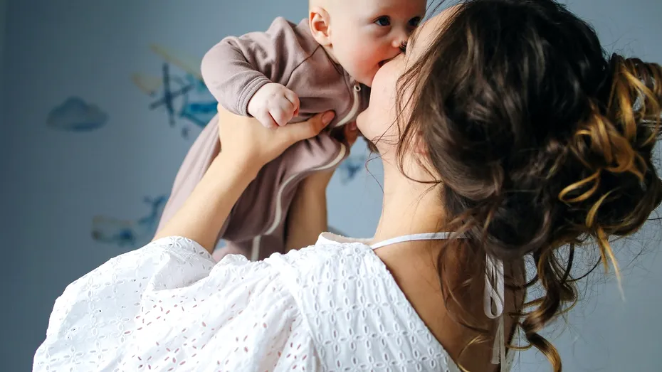 Cum să te simți mai bine și mai încrezătoare după naștere? (P)