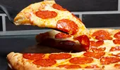 Aluat de pizza pufos. Trebuie frământat doar 5 minute