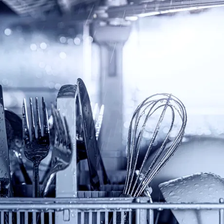 Mașina de spălat vase nu mai curăță farfuriile ca înainte? Iată cum rezolvi problema în 5 minute