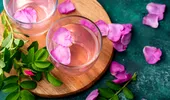 Sirop de trandafiri – rețeta din 3 ingrediente. La ce poate fi folosit acest sirop parfumat