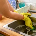 De ce își pierde strălucirea chiuveta din inox și cum o faci să arate ca nouă. Trucuri banale cu ingrediente din bucătărie