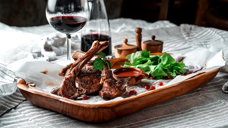Masa de Paşte: cum combinăm alimentele şi cât de periculos e un pahar de vin