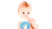 Batalia biberoanelor: laptele praf ii linisteste mai bine pe bebelusi decat laptele matern