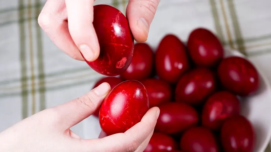 De ce se ciocnesc ouăle de Paște și ce simbolizează culoarea roșie