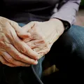 Boala Parkinson începe cu ani buni înainte de tremur. Semnalele tăcute la care să fii atent
