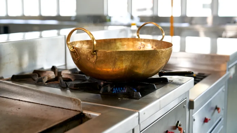 Trucul care te ajută să cureți oalele din cupru. Le face ca noi!